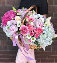 Цветочная композиция из Розы, Хризантемы, Пионы и Лизиантусы в корзине в Малом Верево