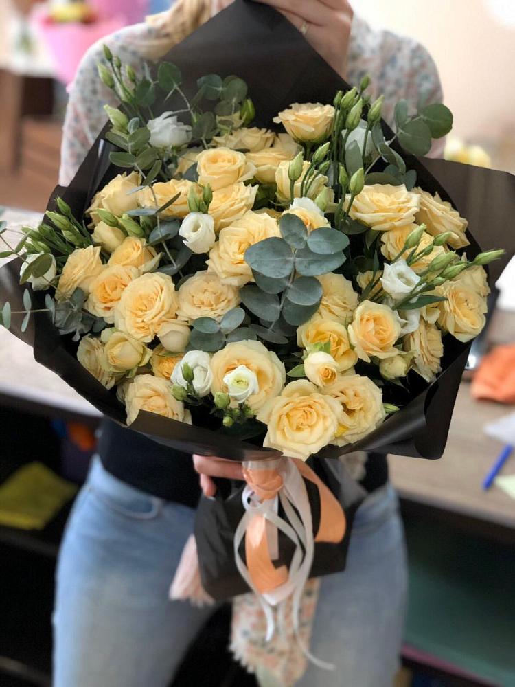 Букет цветов из: Розы и Лизиантусы в Малом Верево