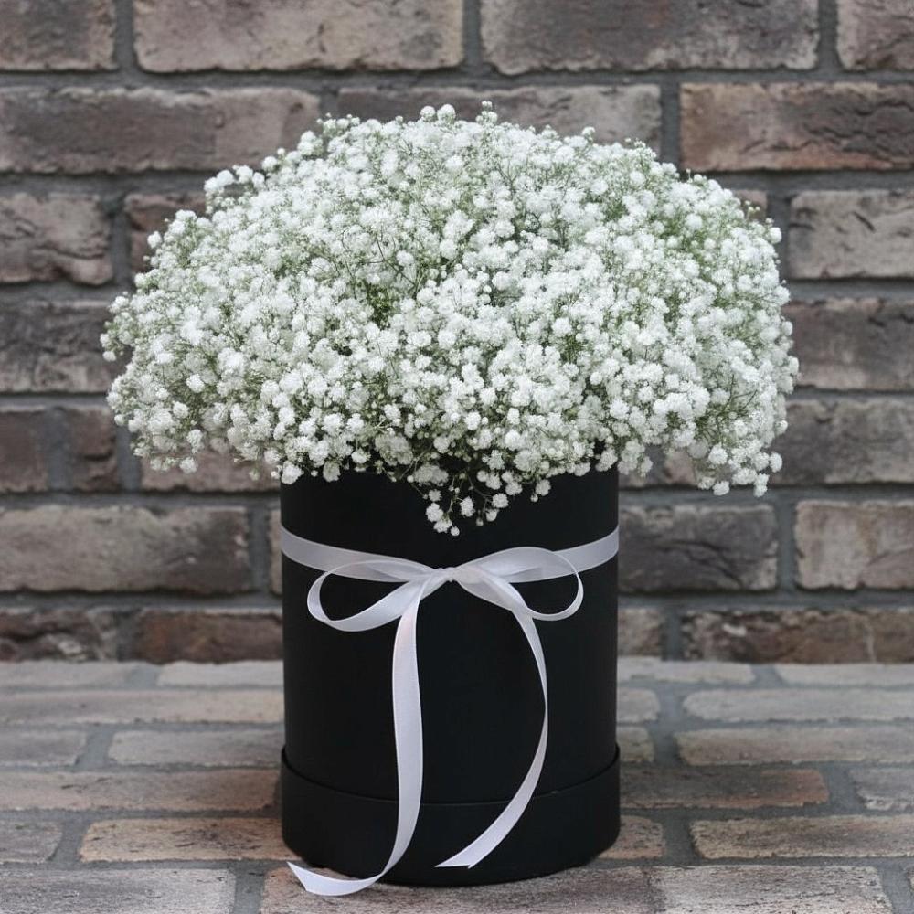 Цветочная композиция из Гипсофила в шляпной коробке в Малом Верево