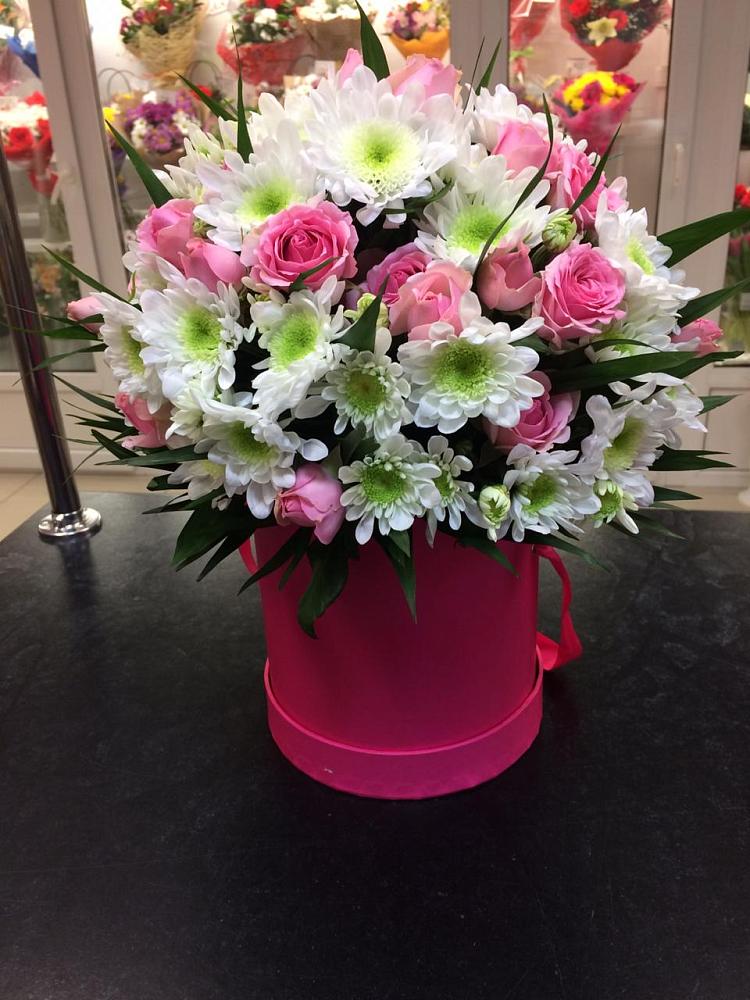 Цветочная композиция из Розы и Хризантемы в шляпной коробке в Малом Верево