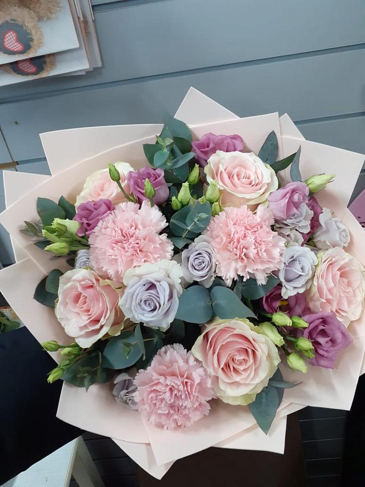 Букет цветов из: Розы, Гвоздики и Лизиантусы в Малом Верево