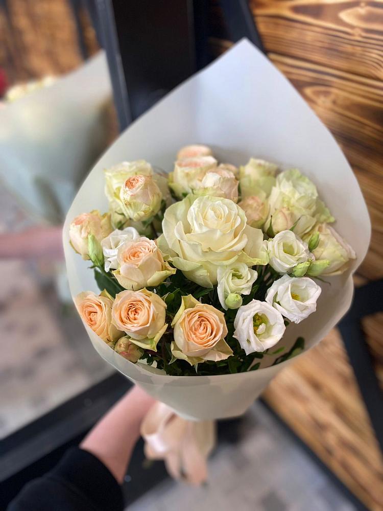 Букет цветов из: Розы и Лизиантусы в Малом Верево